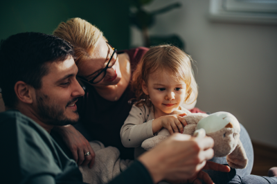 Activité entre un enfant adopté et ses parents