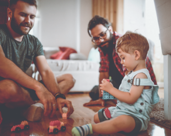 Enfant adopté qui joue avec ses parents