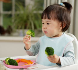 Enfant allergique au lait qui mange du brocoli pour prévenir le manque de calcium