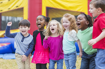Groupe d’enfants qui s’amusent et s’excitent