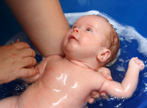 Comment bien tenir bébé dans le bain Comment bien tenir bébé dans le bain