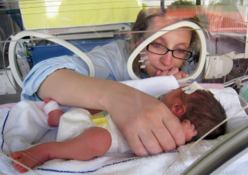 Mère avec son bébé prématuré à l’hôpital Mère avec son bébé prématuré à l’hôpital