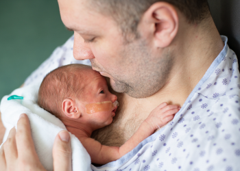 Père qui fait du peau à peau avec son bébé prématuré