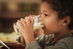 Garçon qui boit de la boisson de soya