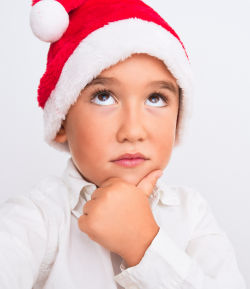 Enfant qui se questionne sur l’existence du père Noël