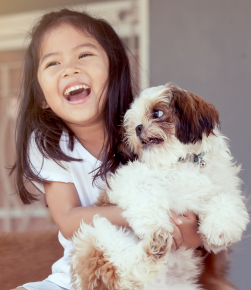 Enfant avec son chien