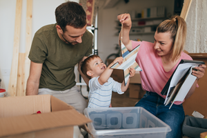 Petite famille défait ses boîtes de déménagement Petite famille défait ses boîtes de déménagement