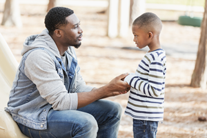 Parent fait une demande claire à son enfant Parent fait une demande claire à son enfant
