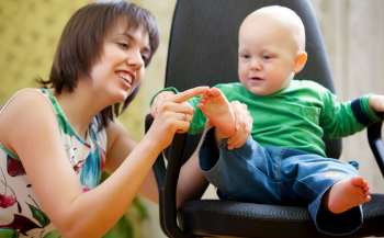 Une mère compte les orteils de son bébé.