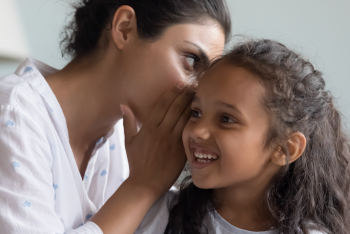 Parent qui donne une consigne à son enfant de manière amusante Parent qui donne une consigne à son enfant de manière amusante