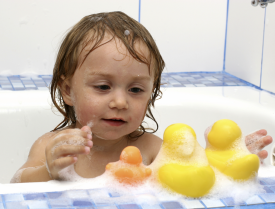 Enfant qui compare la taille de ses jouets
