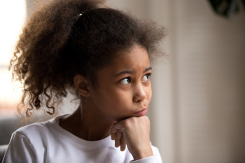 Enfant doué qui exerce son esprit critique