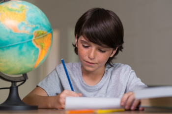 Enfant doué qui fait un projet scolaire