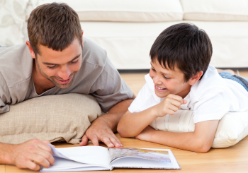 Enfant dyslexique qui lit avec son parent