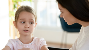 Enfant qui fait des efforts pour bien articuler en raison d’une dyspraxie verbale