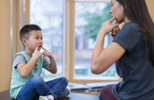 Orthophoniste et enfant ayant une dyspraxie verbale