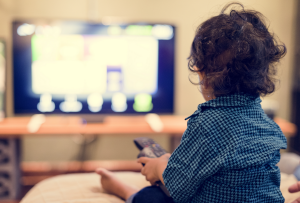 Enfant qui regarde la télévision