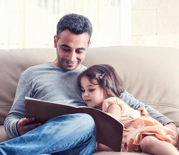 Père qui lit à sa petite fille