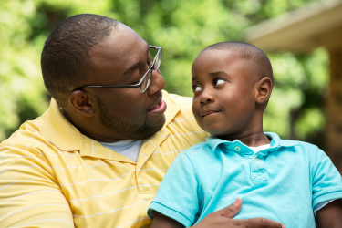 Parent qui répond aux questions de son enfant malade