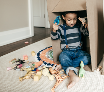 Enfant unique qui joue seul avec des figurines