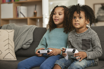 Enfants qui jouent aux jeux vidéo Enfants qui jouent aux jeux vidéo