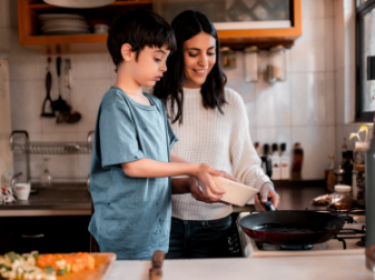 Garçon qui cuisine avec sa mère