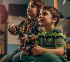Enfants qui jouent à un jeu vidéo Enfants qui jouent à un jeu vidéo