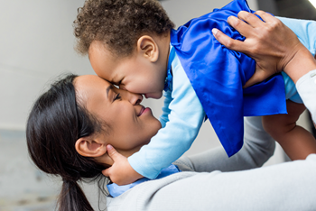 Maman qui démontre son affection à son enfant Maman qui démontre son affection à son enfant