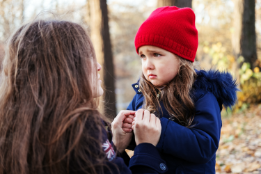 Enfant anxieux rassuré par son parent Enfant anxieux rassuré par son parent