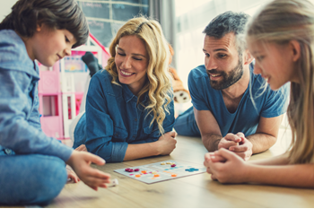 Famille recomposée qui joue à un jeu de société Famille recomposée qui joue à un jeu de société