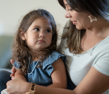 Parent qui discute avec son enfant du mensonge et de l’importance de dire la vérité