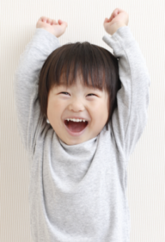 Enfant qui manifeste une joie intense