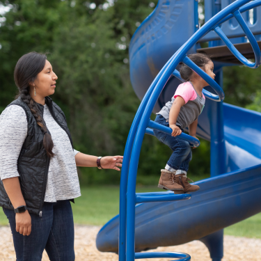 Enfant qui joue dehors au parc