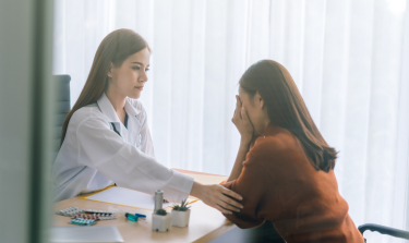 Mère souffrant de dépression post-partum chez le médecin