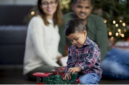 Enfant qui déballe un cadeau Enfant qui déballe un cadeau