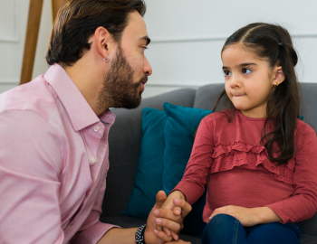 Père qui s’excuse à son enfant