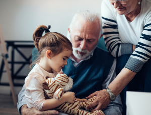 Enfant réconforté par ses grands-parents