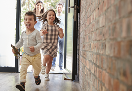 Enfants excités lors d’une sortie