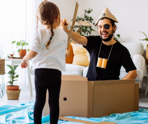 Père jouant au pirate avec sa fille Père jouant au pirate avec sa fille