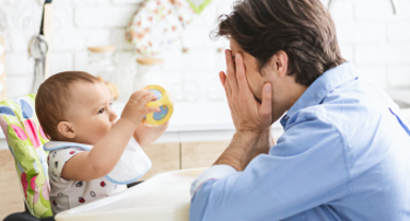Parent qui s’amuse au jeu de coucou avec son bébé Parent qui s’amuse au jeu de coucou avec son bébé