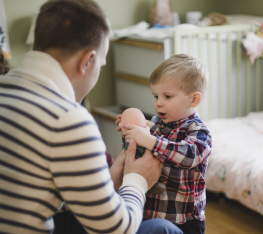 Garçon qui joue à la poupée avec son papa