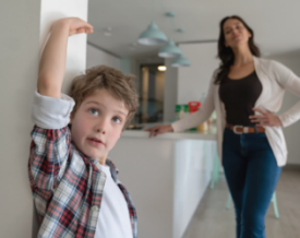 Enfant qui ment pour embellir la vérité