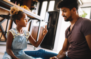Parent qui parle avec son enfant de l’importance de l’honnêteté Parent qui parle avec son enfant de l’importance de l’honnêteté