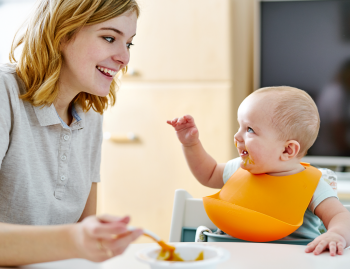 Bébé qui commence à manger des aliments solides