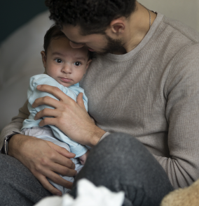 Père qui réconforte son bébé Père qui réconforte son bébé