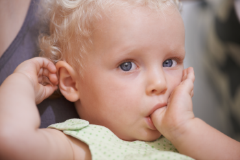 Enfant qui suce son pouce
