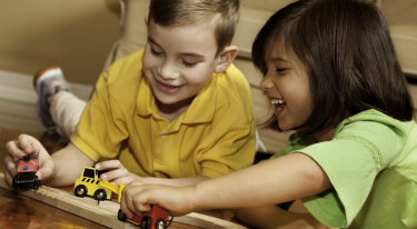 Enfants qui jouent ensemble