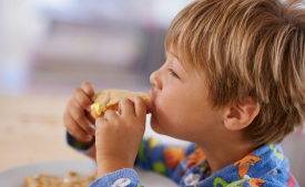 Enfant qui mange du beurre de noix