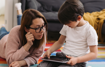 Mère qui enseigne les règles de prudence sur Internet à son enfant