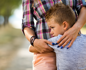 Parent qui réconforte son enfant qui a une phobie